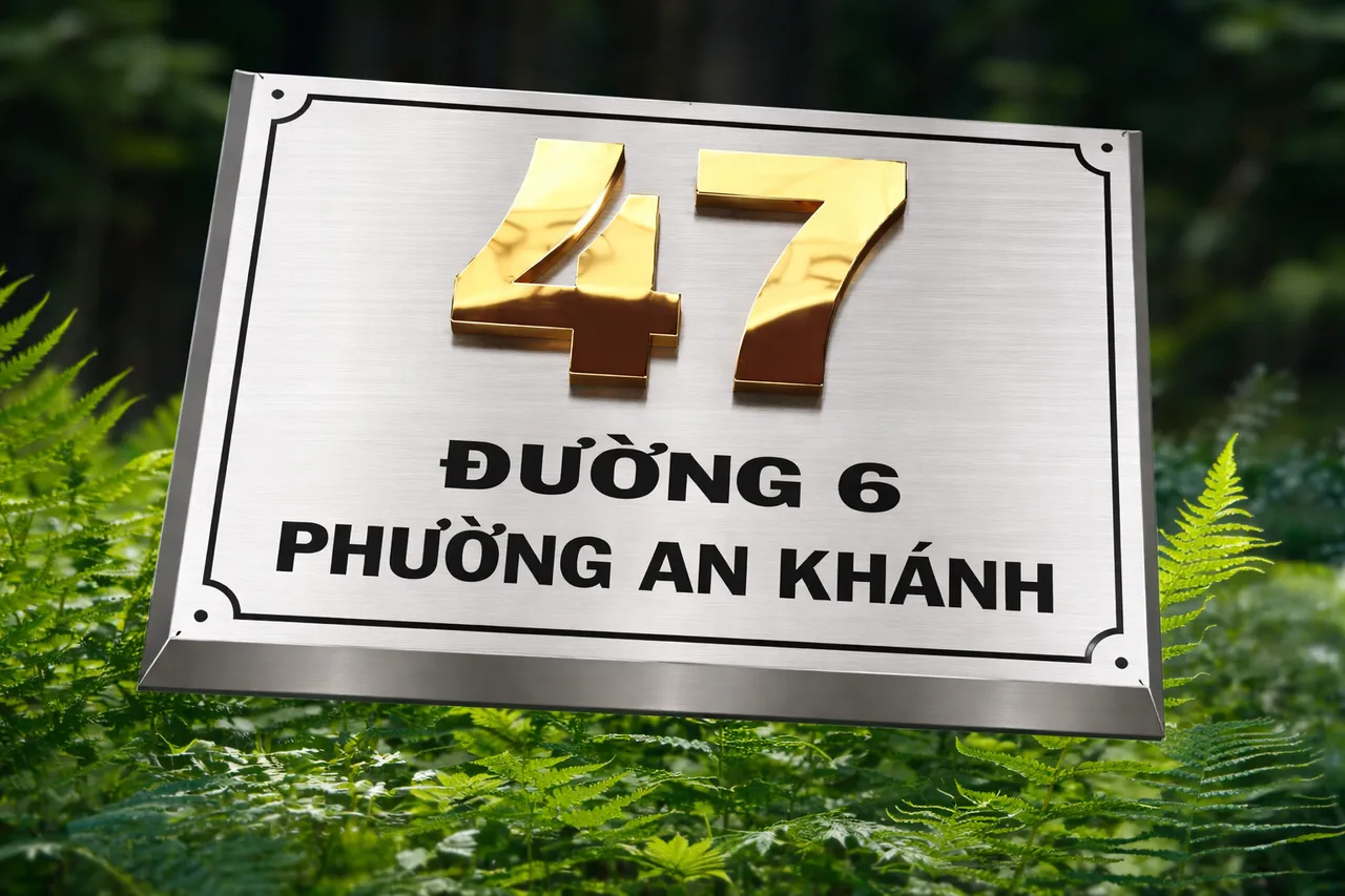 Bảng số nhà inox xước bạc số vàng gương nổi 3D cao 10mm viền vát chéo chụp góc nghiêng – thấy rõ độ dày 20mm thân bảng và chiều cao số vàng nổi