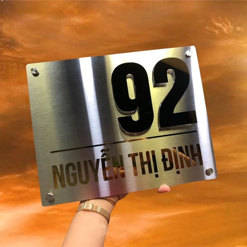 Bảng số nhà inox xước bạc vàng gương siêu mỏng 5mm chụp góc chếch thể hiện rõ độ mỏng thân bảng và chiều cao chữ nổi 3D
