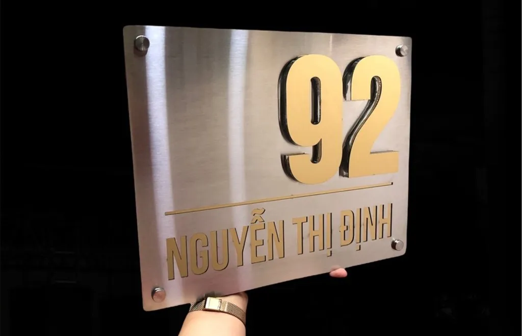 Bảng số nhà inox xước bạc vàng gương chữ nổi 3D tối giản sang trọng – nền tối nổi bật