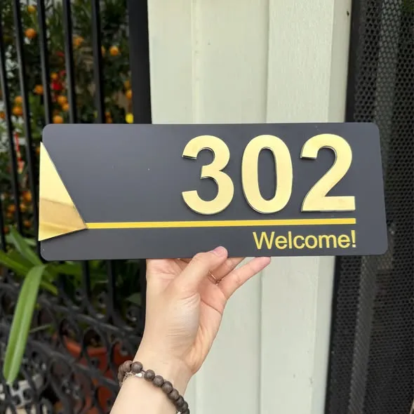 Bảng số phòng nổi 3D vàng nền đen Bảng số phòng 3D nổi vàng trên nền đen – sang trọng cho khách sạn và homestay