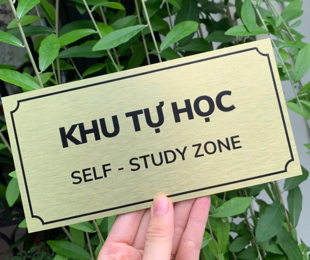Cận cảnh chữ ăn mòn hóa học trên bảng tên Khu Tự Học