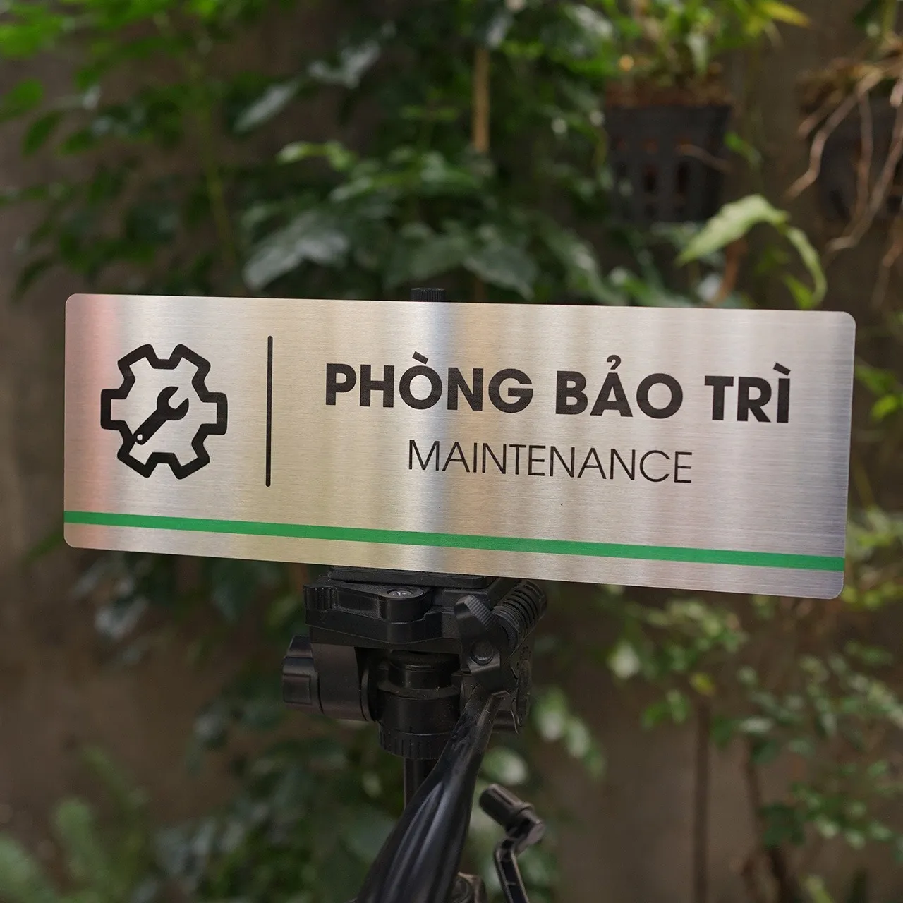 Biển phòng ban Maintenance phòng bảo trì thiết kế hiện đại cho văn phòng, nhà xưởng.