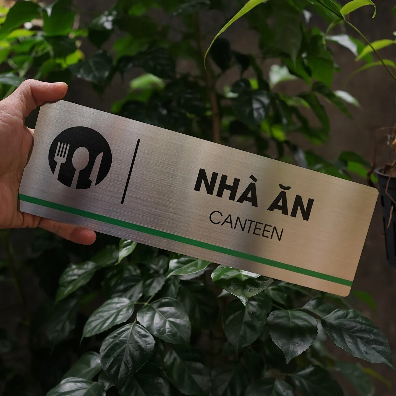 Bảng tên nhà ăn canteen inox 304 nhìn thẳng – ánh sáng đồng đều, thấy rõ chi tiết Bảng tên nhà ăn canteen inox 304 brushed đặt tripod nhìn thẳng, ánh sáng cân bằng