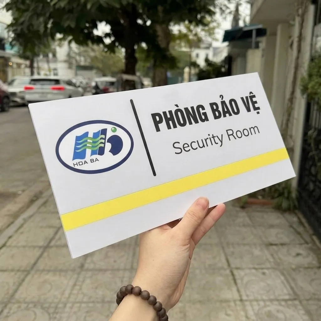 Bảng tên phòng Bảo Vệ chụp góc nghiêng ngoài trời Bảng tên Phòng Bảo Vệ Security Room với logo Hòa Ba và dải vàng