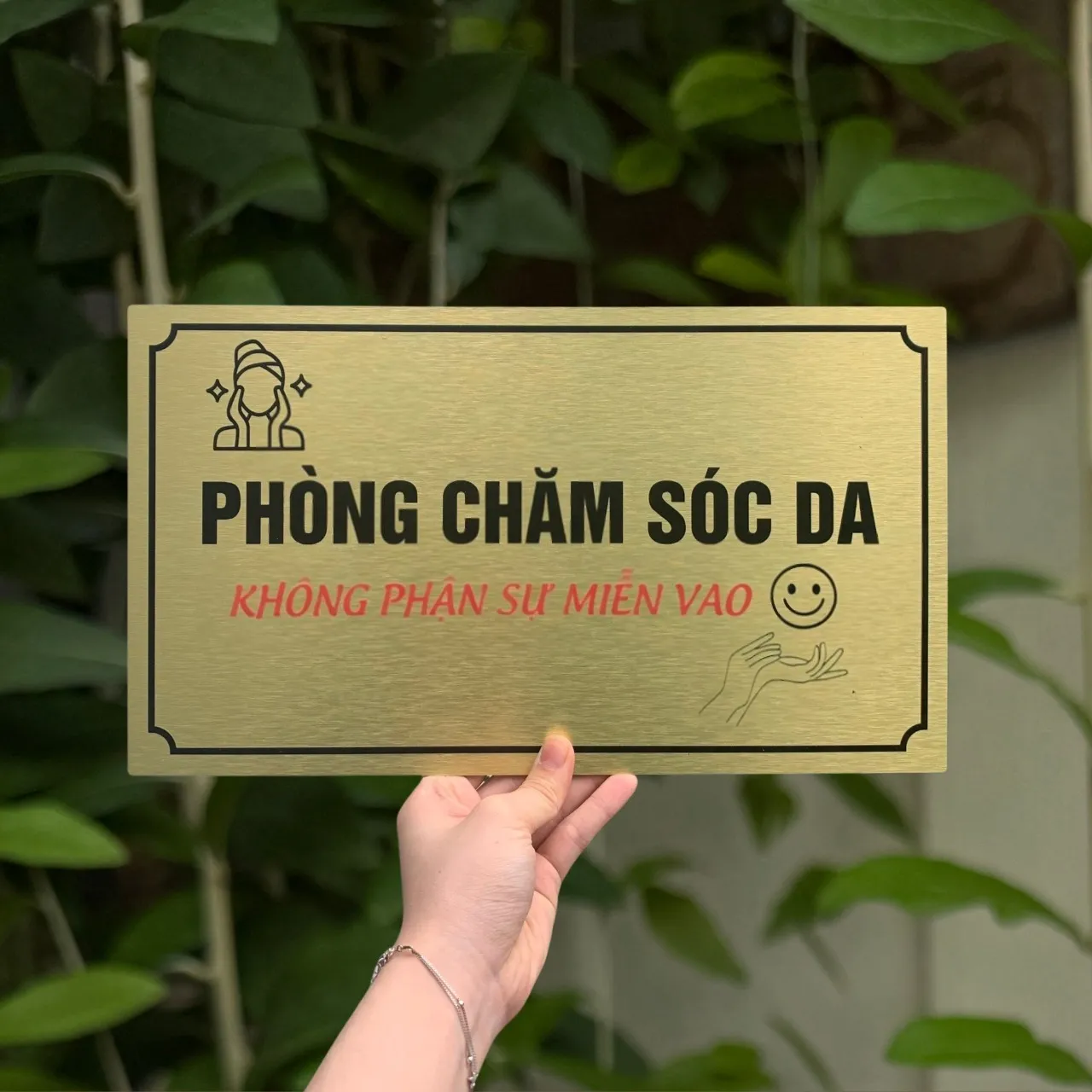 Bảng tên phòng chăm sóc da inox vàng xước – mặt trước Bảng tên phòng chăm sóc da bằng inox vàng xước khắc ăn mòn