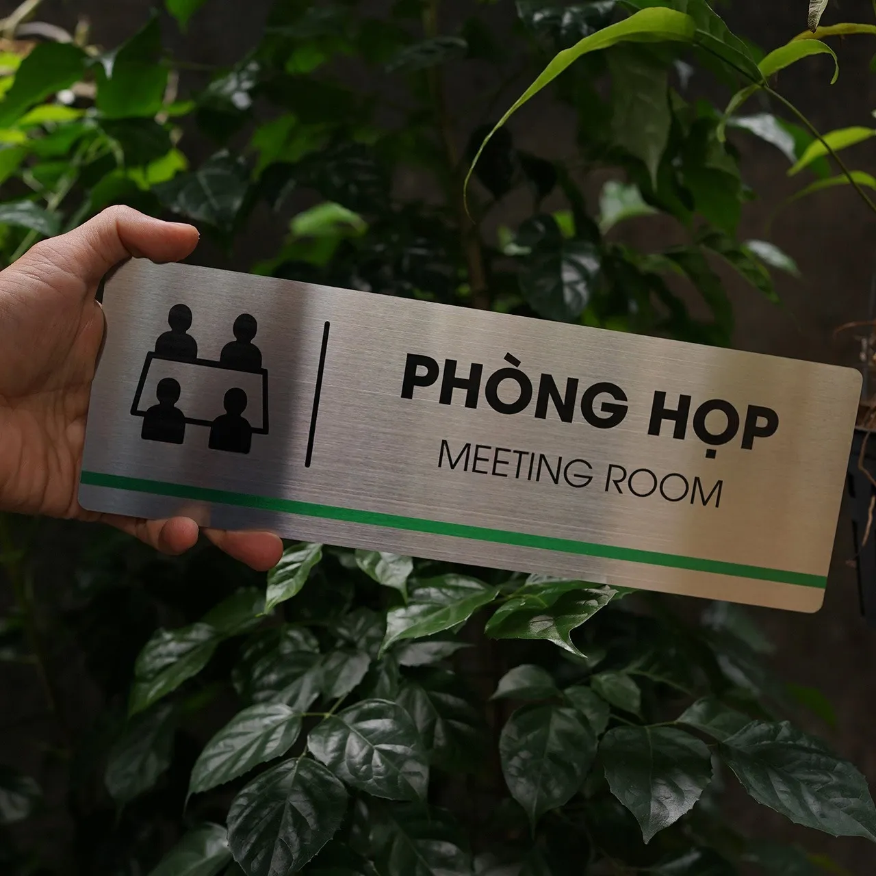 Cầm tay bảng tên phòng họp inox 304 trắng xước mặt trước thấy rõ chữ ăn mòn hóa học sơn tĩnh điện