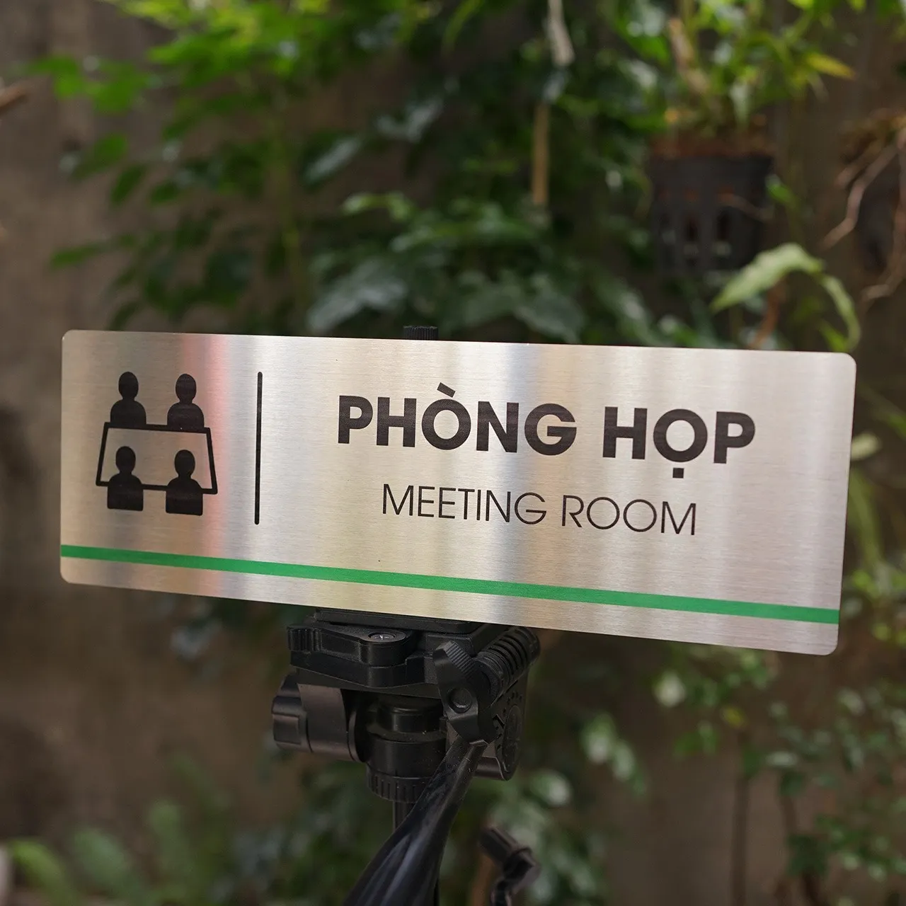 Bảng tên phòng họp inox 304 trắng xước ăn mòn hóa học sơn tĩnh điện nhìn thẳng trên giá đỡ