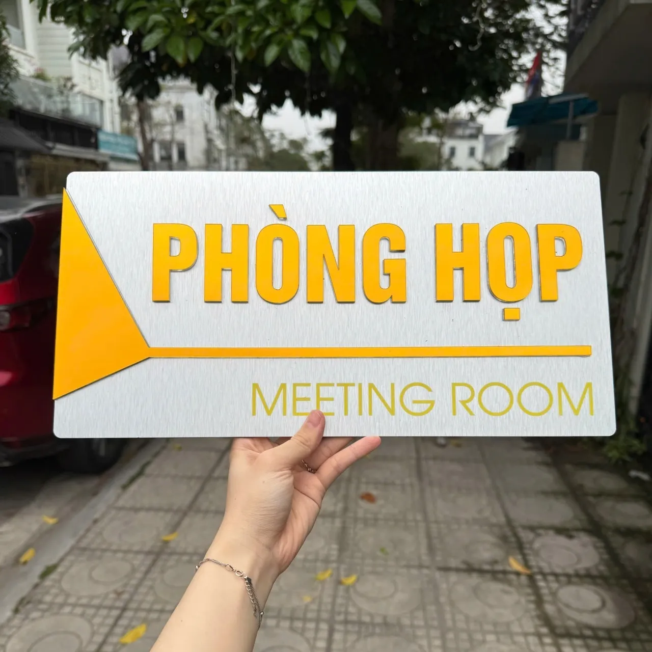 Bảng tên phòng họp inox trắng xước chữ mica nổi in UV màu vàng cam