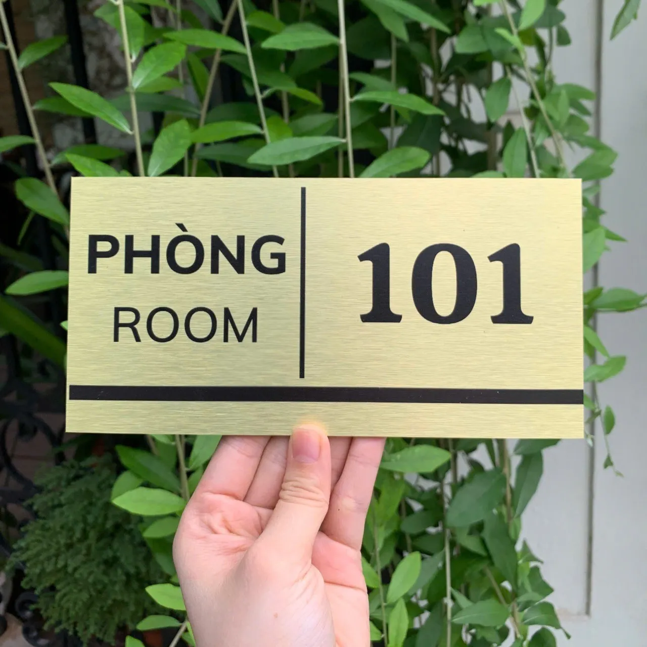Bảng số phòng 101 inox vàng xước song ngữ Việt Anh ăn mòn sơn tĩnh điện
