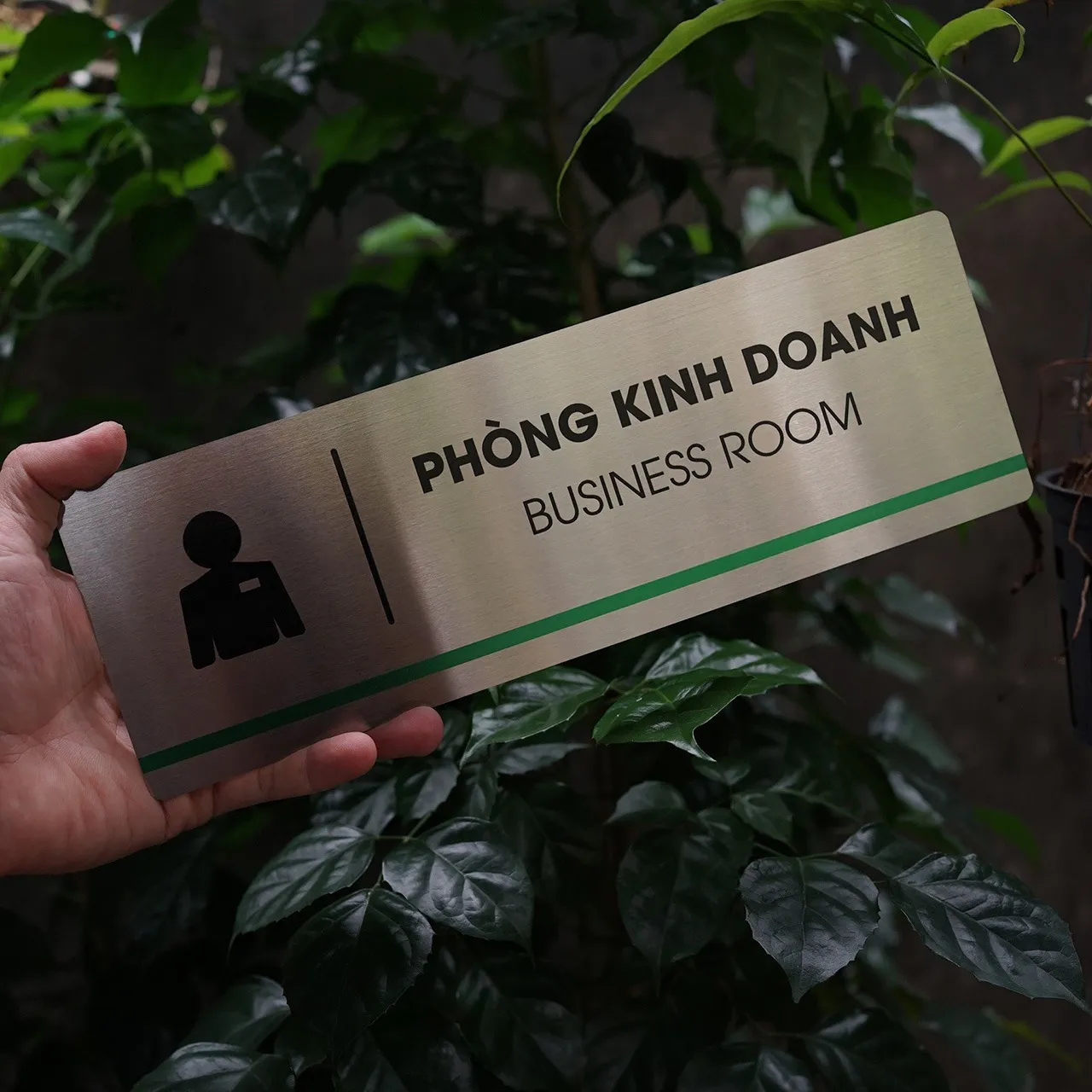 Bảng tên phòng kinh doanh inox 304 cầm tay góc nghiêng trái thấy rõ vân phay xước ánh bạc tự nhiên