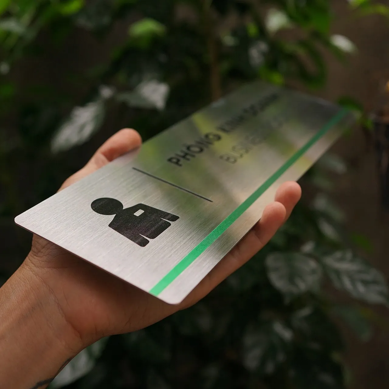 Cận cảnh pictogram nhân viên kinh doanh vest thẻ đeo ăn mòn hóa học sắc nét trên inox 304 phay xước