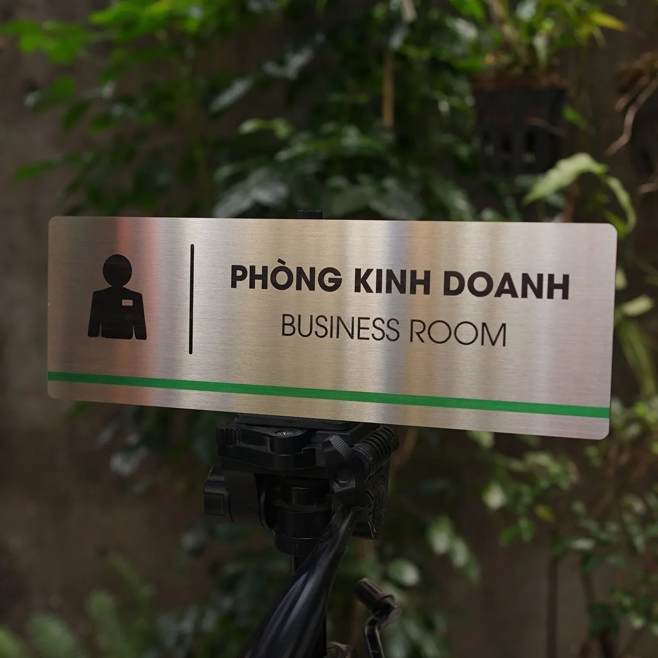 Bảng tên phòng kinh doanh inox 304 trắng xước ăn mòn hóa học sơn tĩnh điện trên giá đỡ góc cao