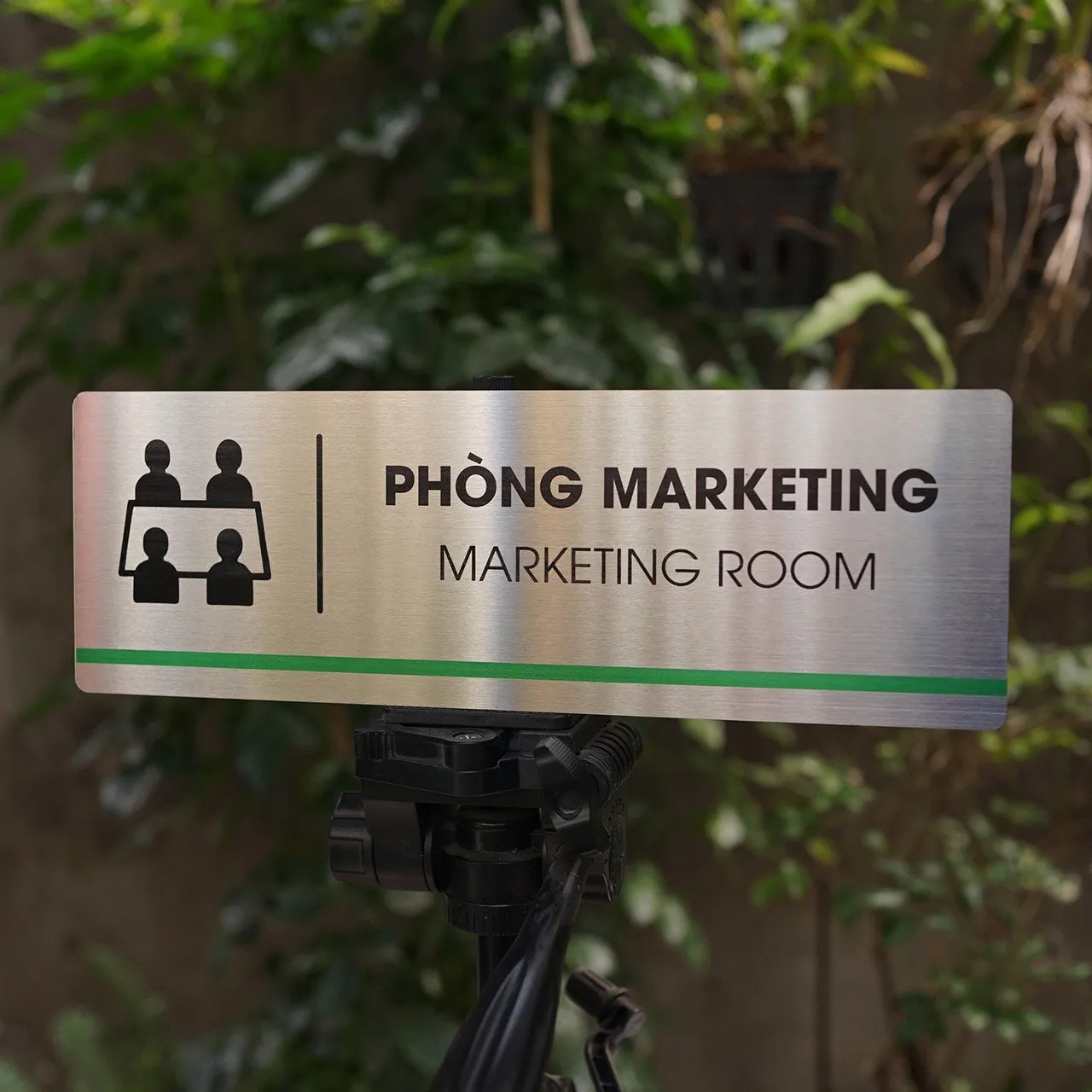 bảng tên phòng marketing inox trắng xước ăn mòn hóa học trong môi trường văn phòng cây xanh hiện đại