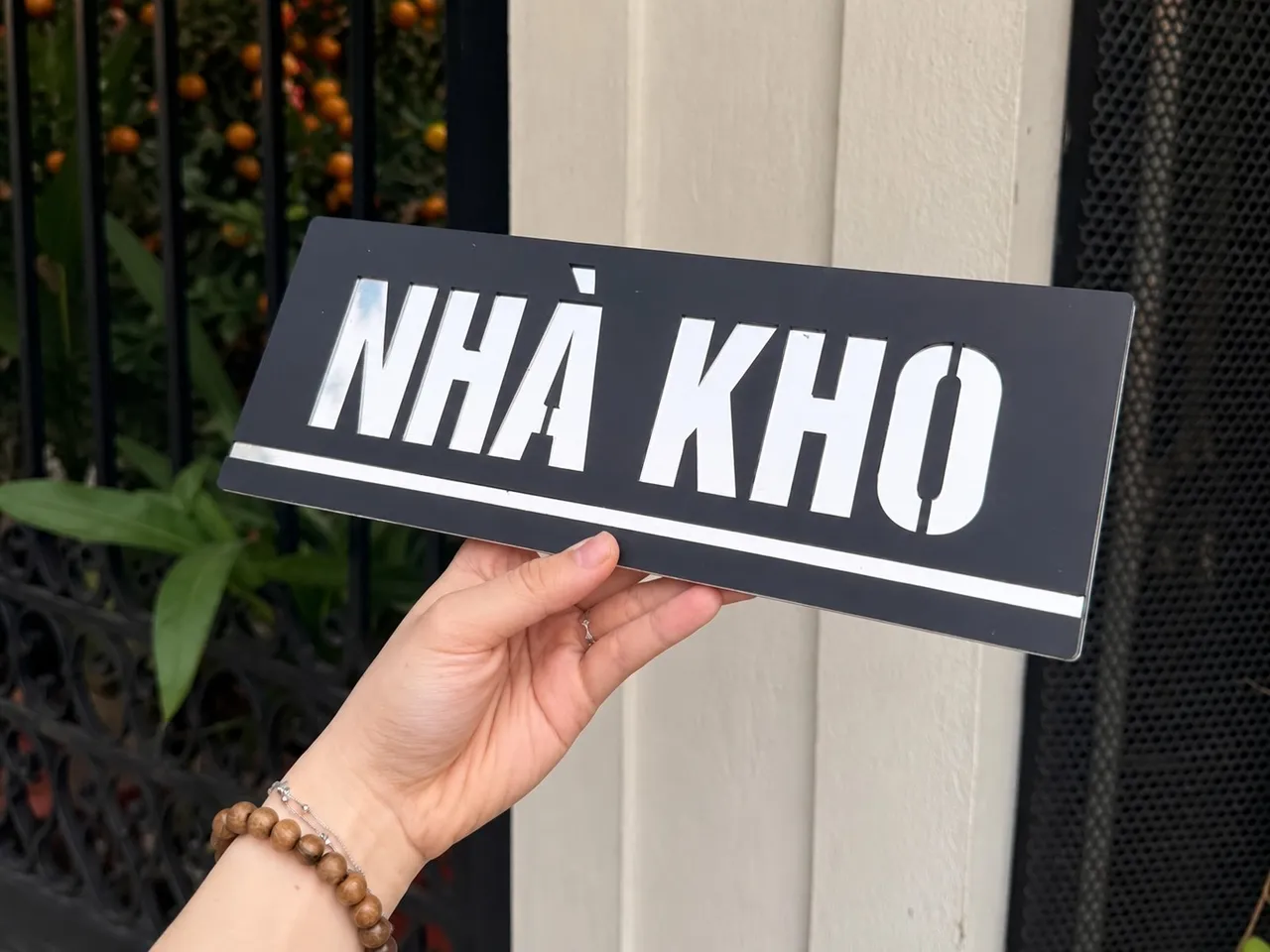 Cận cảnh chữ cắt xuyên inox trắng xước trên nền đen nhám