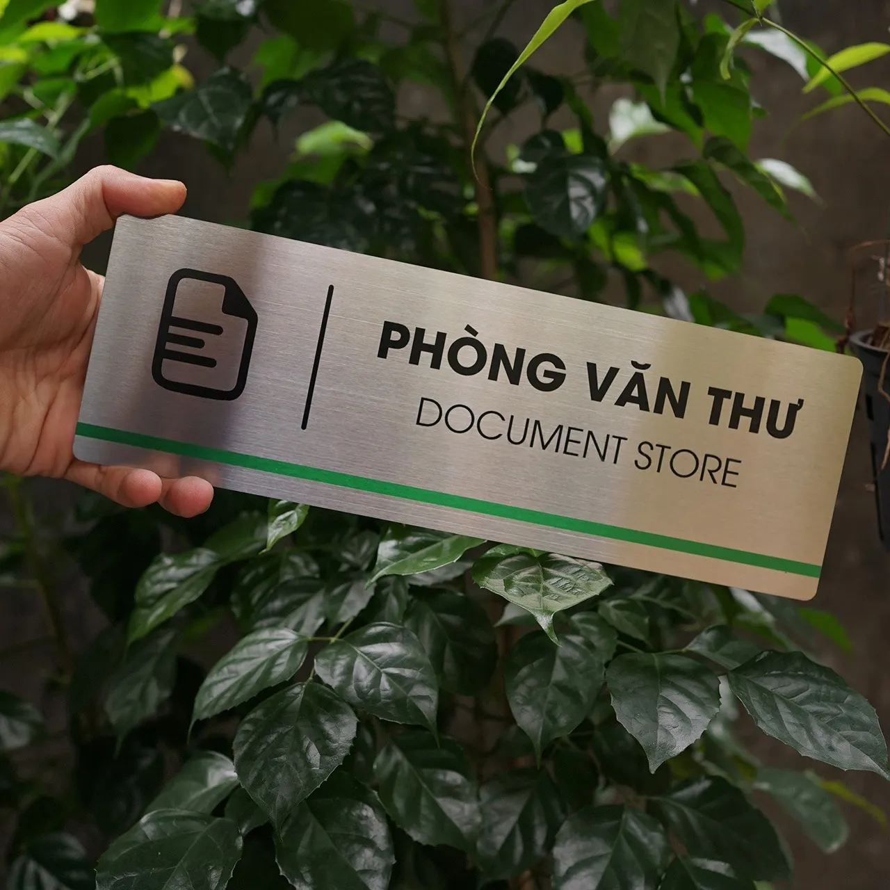 Bảng tên phòng văn thư inox 304 brushed nhìn thẳng mặt trước, nền cây xanh tự nhiên