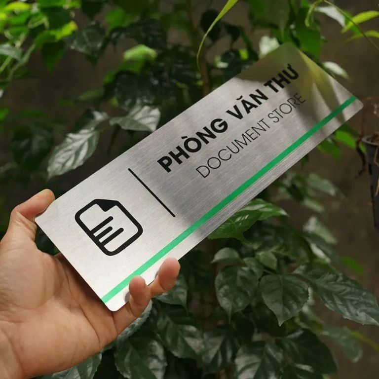 Bảng tên phòng văn thư inox 304 cầm tay góc nghiêng cao – thấy icon và sọc màu Bảng tên phòng văn thư inox 304 cầm tay góc nghiêng cao thấy rõ icon tài liệu và sọc xanh lá