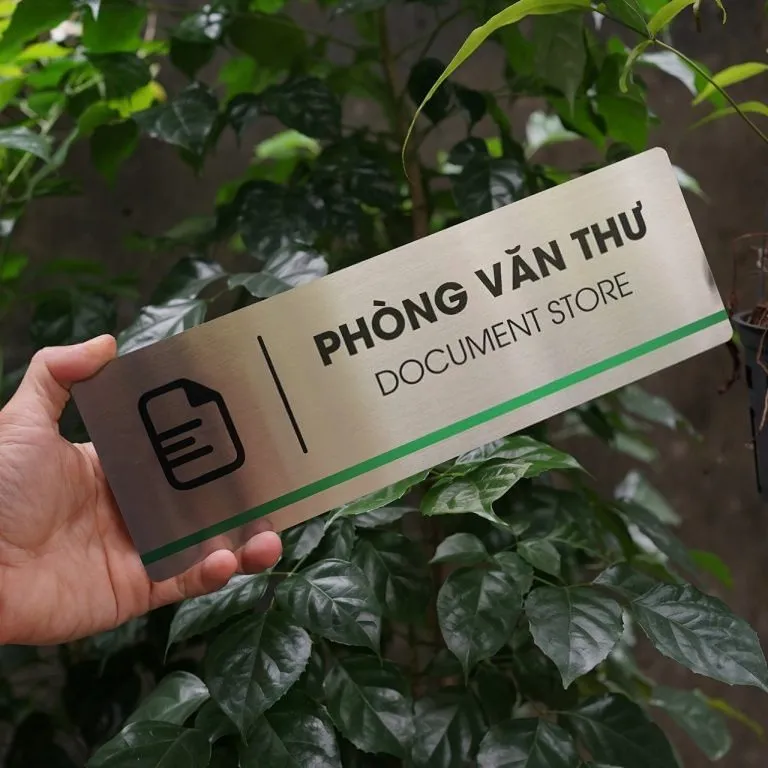 Bảng tên phòng văn thư inox 304 cầm tay nghiêng phải – hiệu ứng phay xước Bảng tên phòng văn thư inox 304 cầm tay nghiêng phải thấy rõ hiệu ứng bề mặt phay xước